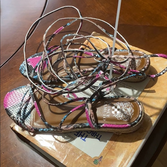 VINCE CAMUTO PRASETTA ANKLE-WRAP WEDGE SANDAL. - Picture 6 of 13